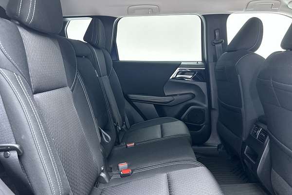 2024 Mitsubishi Outlander LS ZM