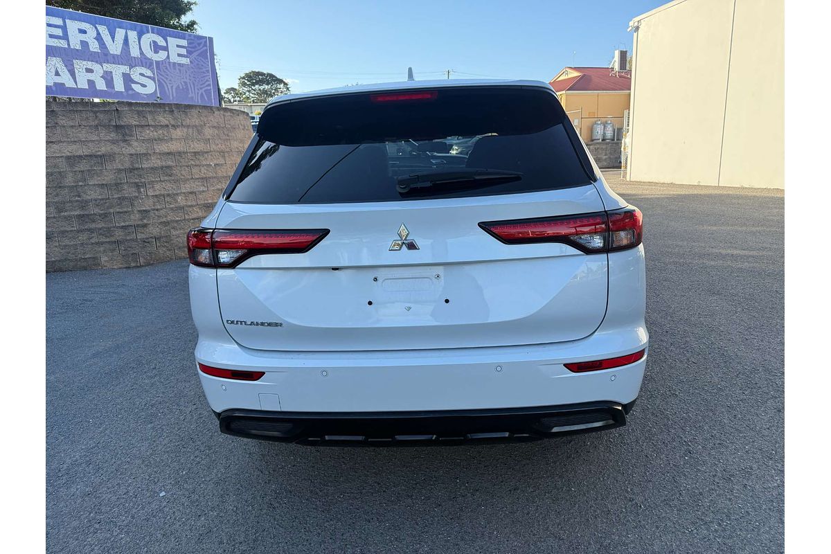 2023 Mitsubishi Outlander LS Black Edition ZM