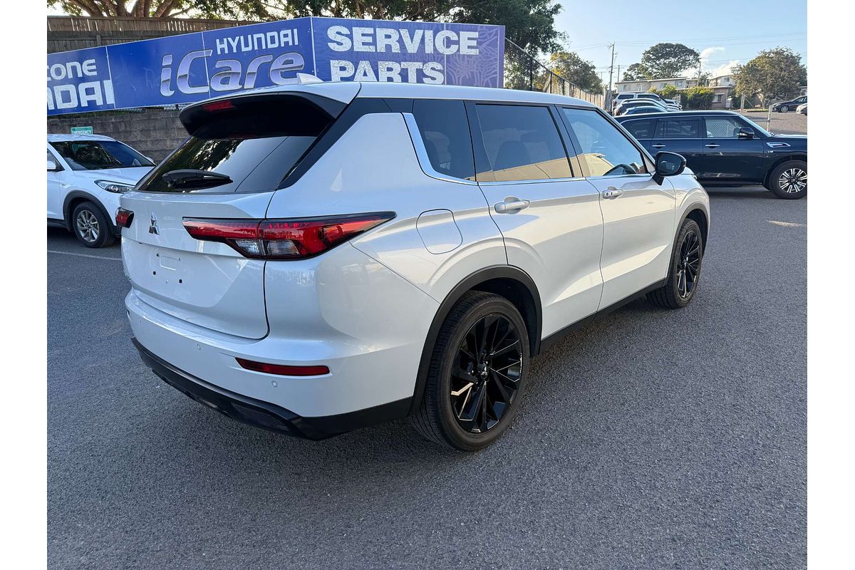 2023 Mitsubishi Outlander LS Black Edition ZM