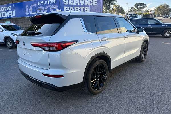 2023 Mitsubishi Outlander LS Black Edition ZM