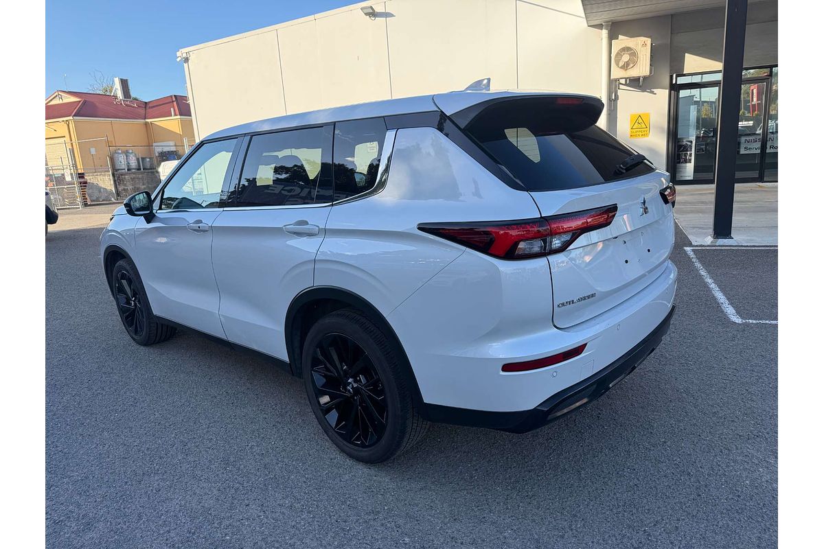 2023 Mitsubishi Outlander LS Black Edition ZM