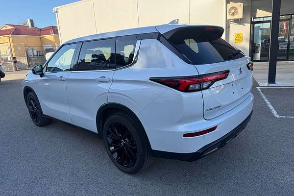 2023 Mitsubishi Outlander LS Black Edition ZM