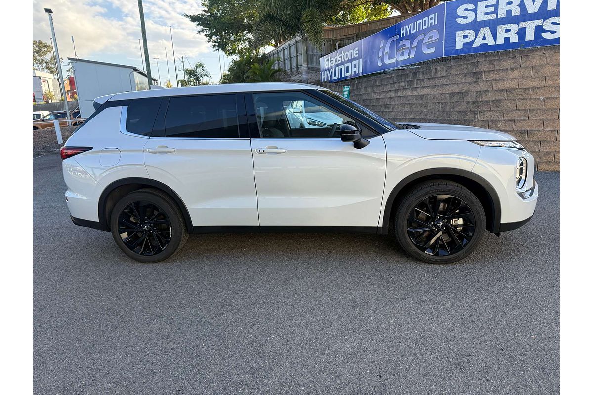 2023 Mitsubishi Outlander LS Black Edition ZM