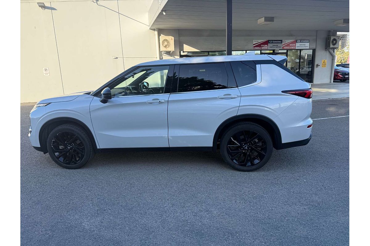 2023 Mitsubishi Outlander LS Black Edition ZM