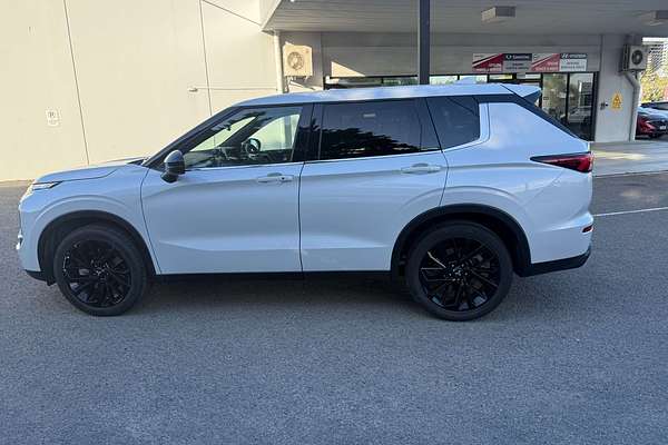 2023 Mitsubishi Outlander LS Black Edition ZM