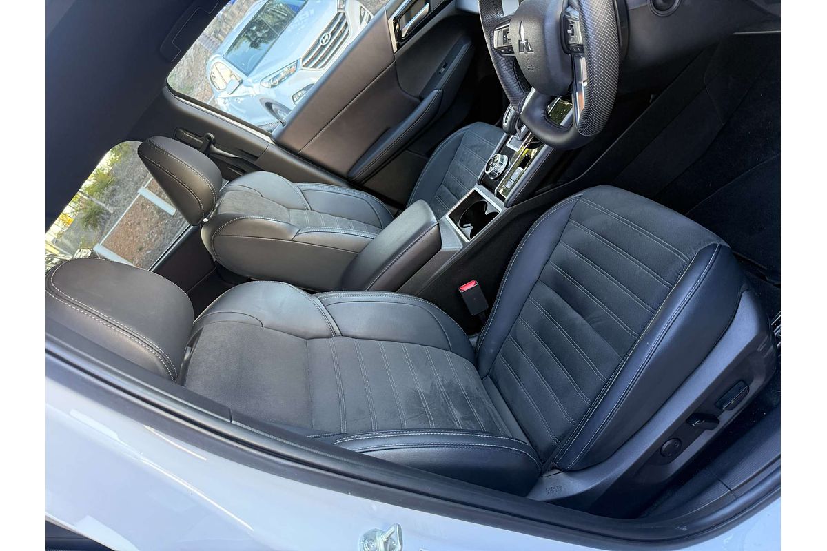 2023 Mitsubishi Outlander LS Black Edition ZM
