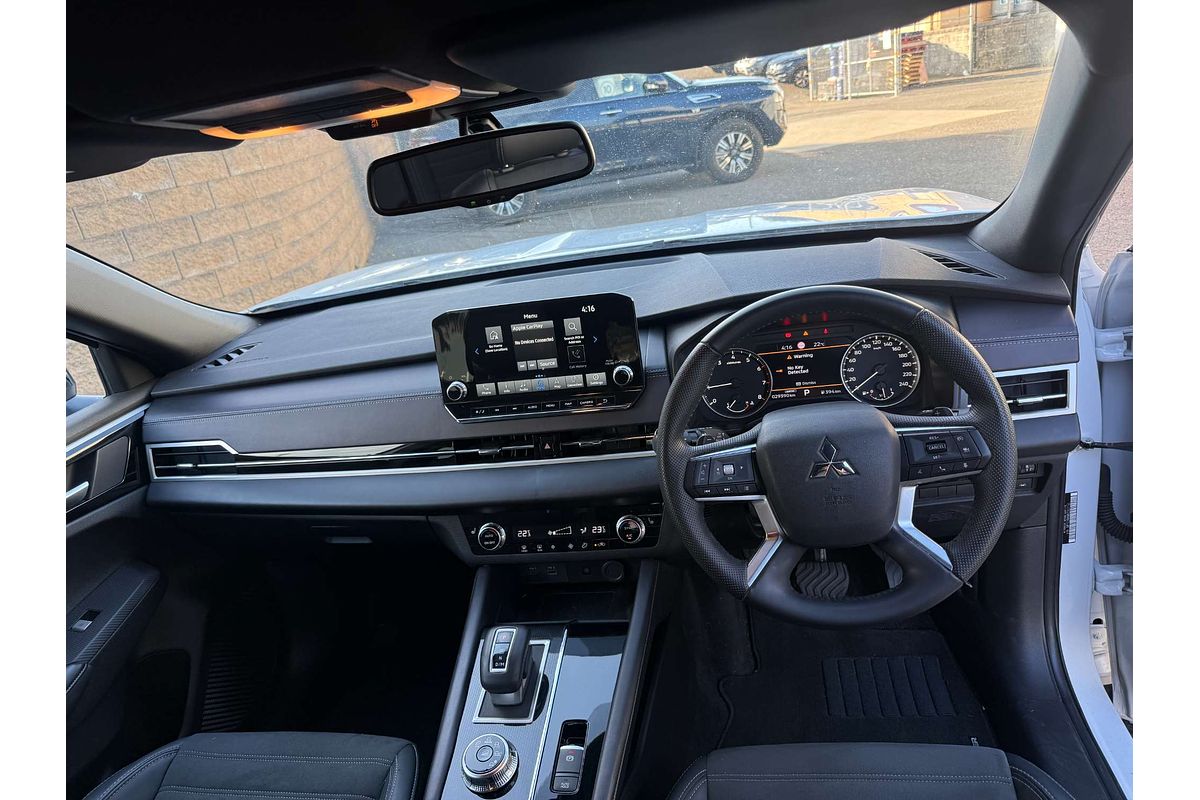2023 Mitsubishi Outlander LS Black Edition ZM
