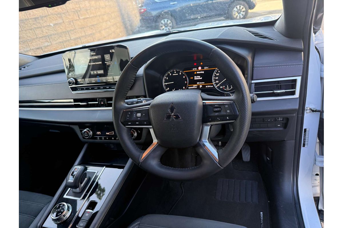 2023 Mitsubishi Outlander LS Black Edition ZM