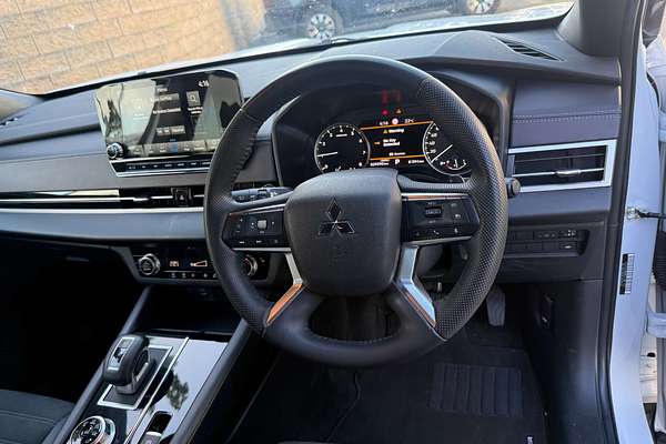 2023 Mitsubishi Outlander LS Black Edition ZM