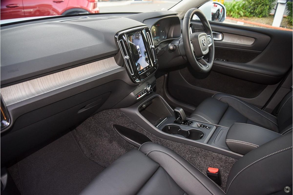 2025 Volvo XC40 Plus B4