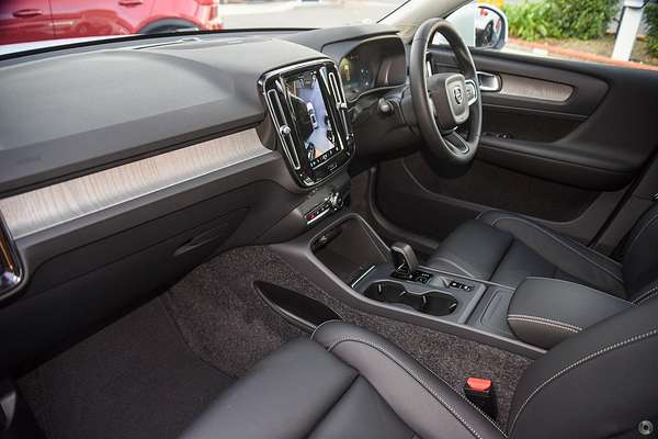 2025 Volvo XC40 Plus B4