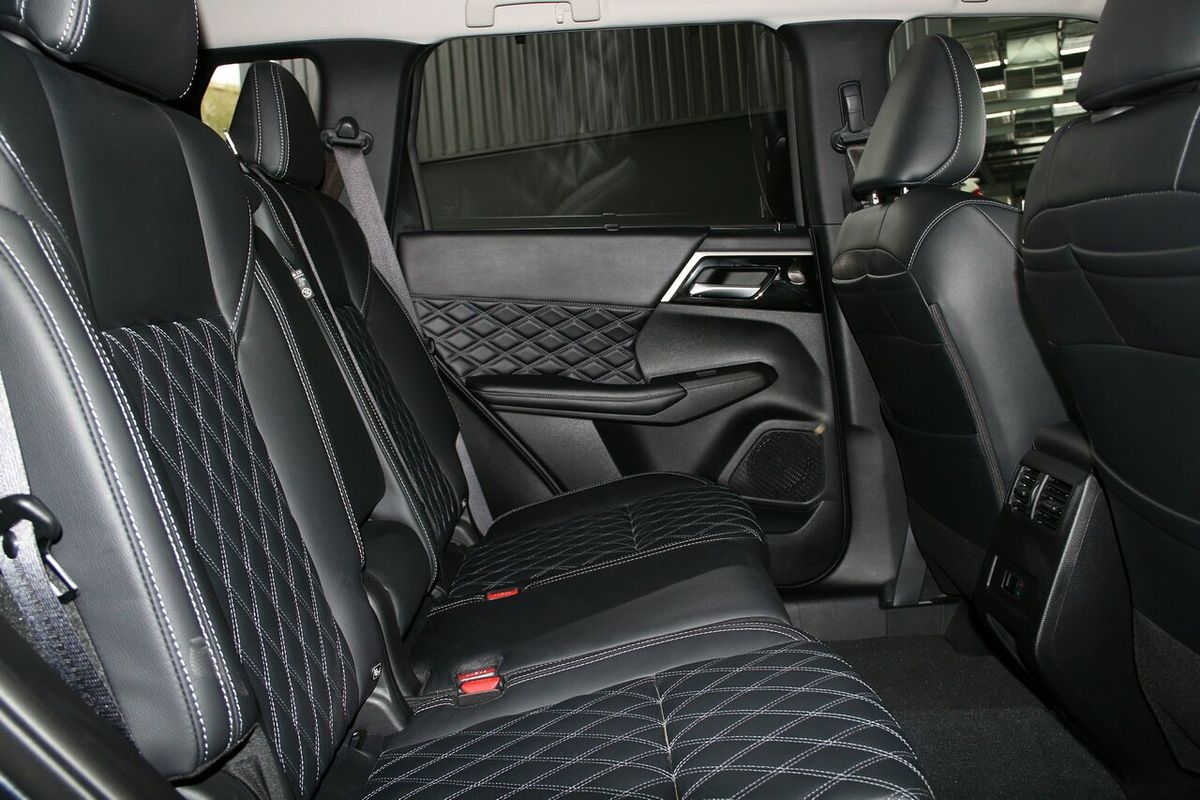 2024 Mitsubishi Outlander Exceed ZM