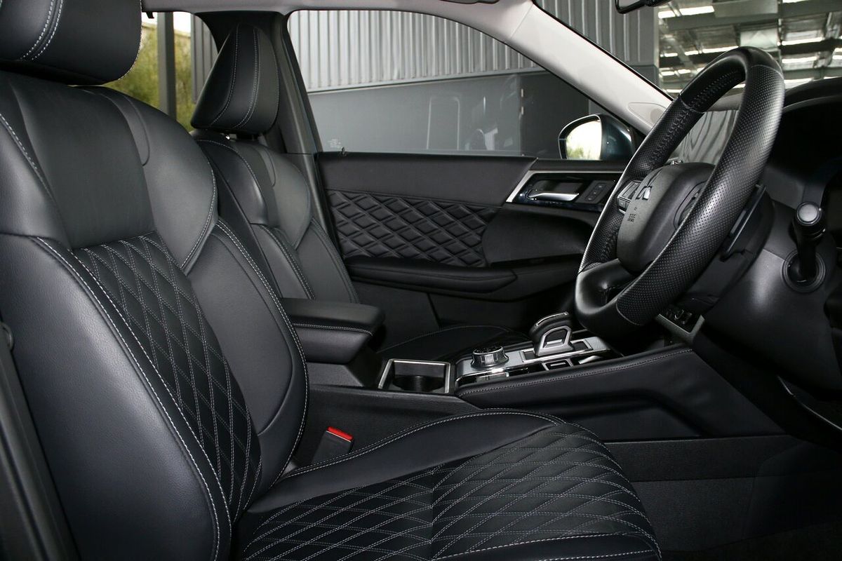 2024 Mitsubishi Outlander Exceed ZM