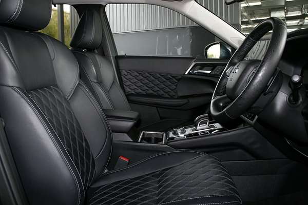 2024 Mitsubishi Outlander Exceed ZM