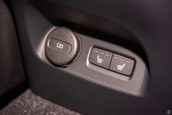 2025 Volvo XC40 Plus B4
