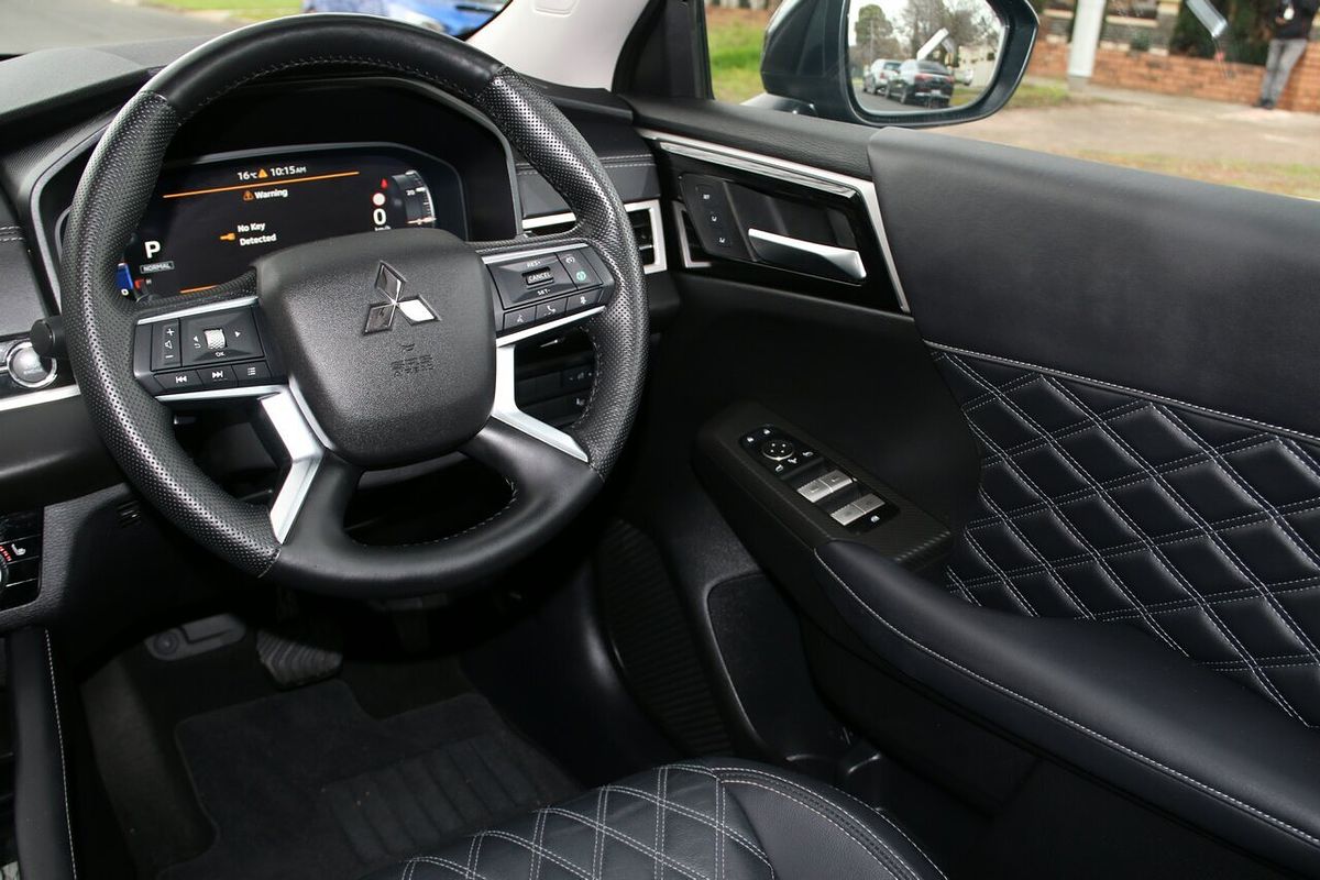 2024 Mitsubishi Outlander Exceed ZM
