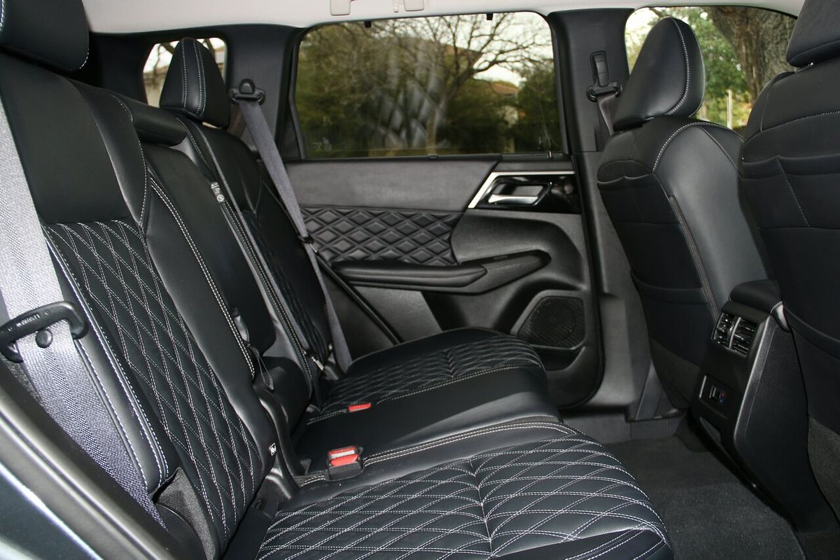 2024 Mitsubishi Outlander Exceed ZM