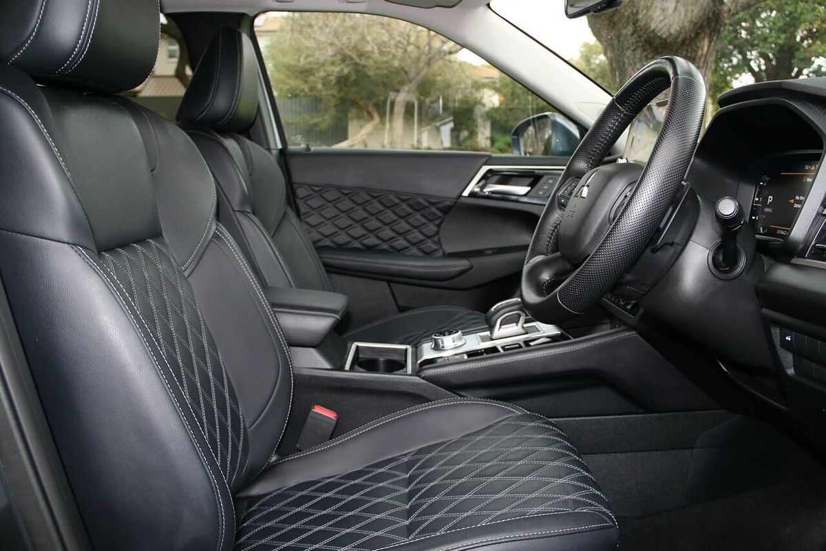 2024 Mitsubishi Outlander Exceed ZM