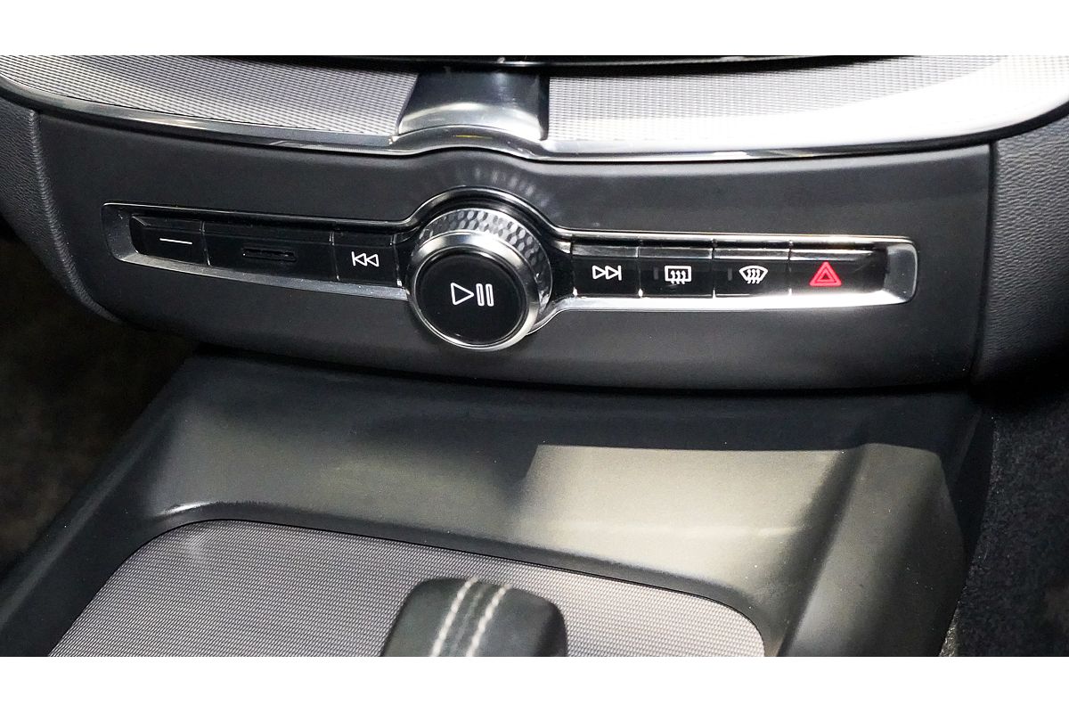 2021 Volvo XC60 B6 R-Design