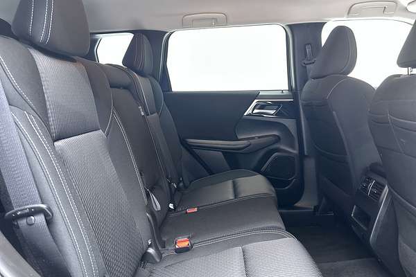 2024 Mitsubishi Outlander LS ZM