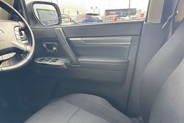 2017 Mitsubishi Pajero GLX NX
