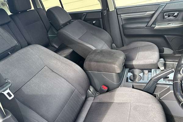 2017 Mitsubishi Pajero GLX NX