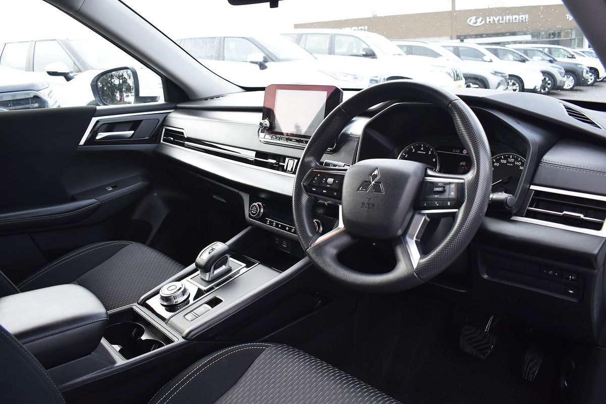 2024 Mitsubishi Outlander ES ZM