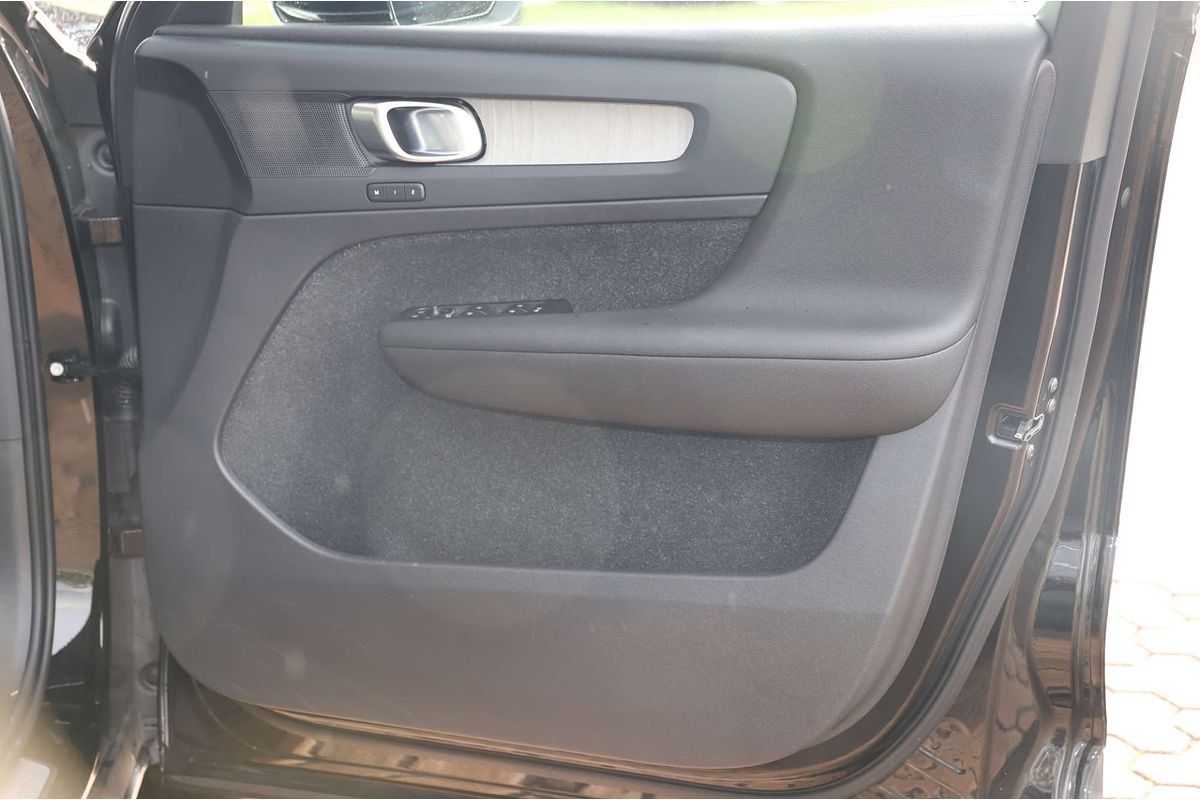2023 Volvo XC40 Ultimate B4 Bright