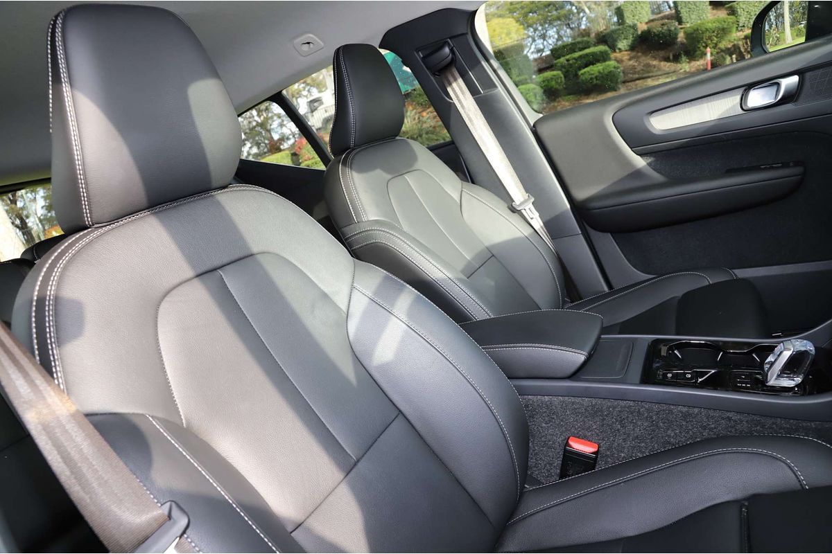 2023 Volvo XC40 Ultimate B4 Bright