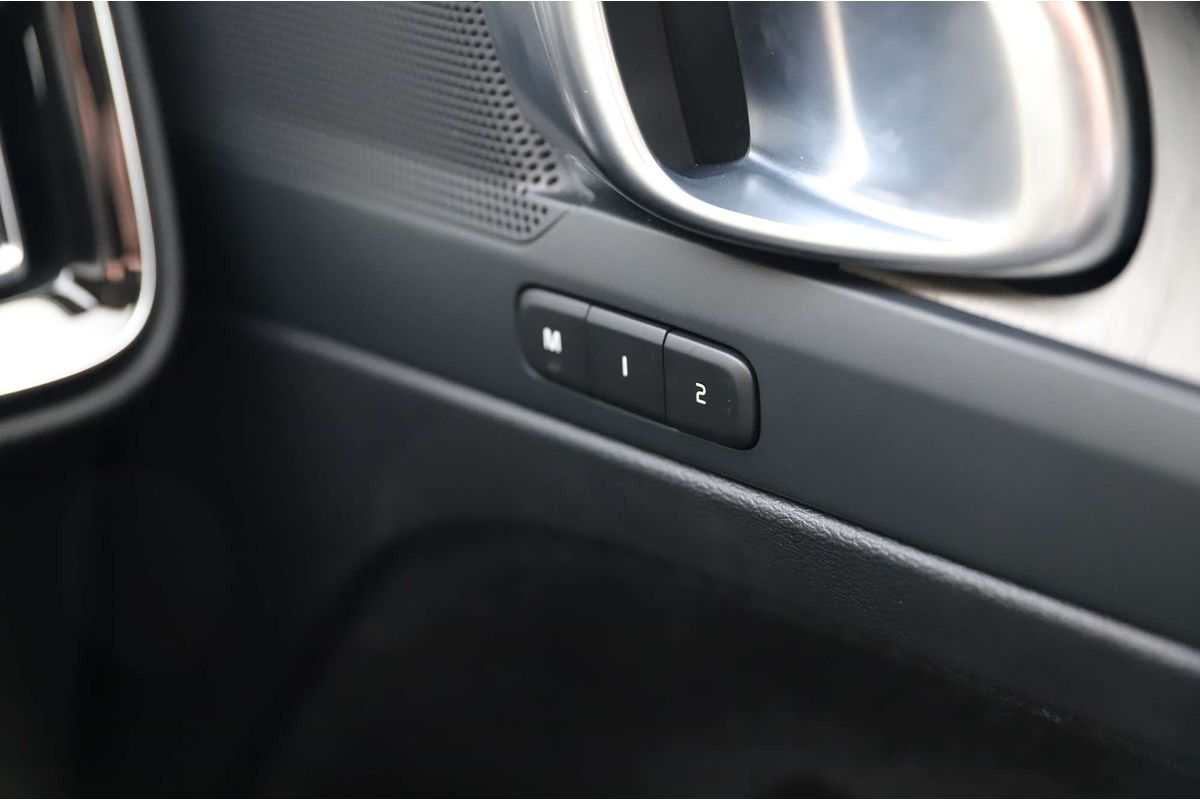 2023 Volvo XC40 Ultimate B4 Bright