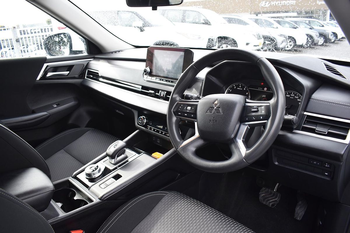 2024 Mitsubishi Outlander ES ZM