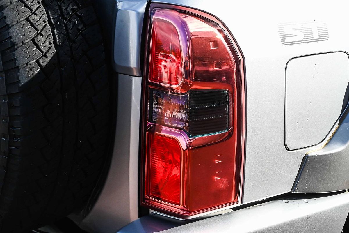 2014 Nissan Patrol ST Titanium Y61
