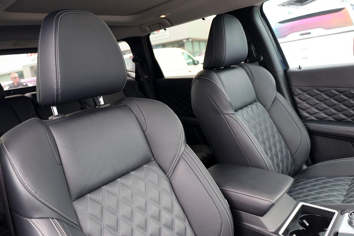 2024 Mitsubishi Outlander PHEV Exceed ZM