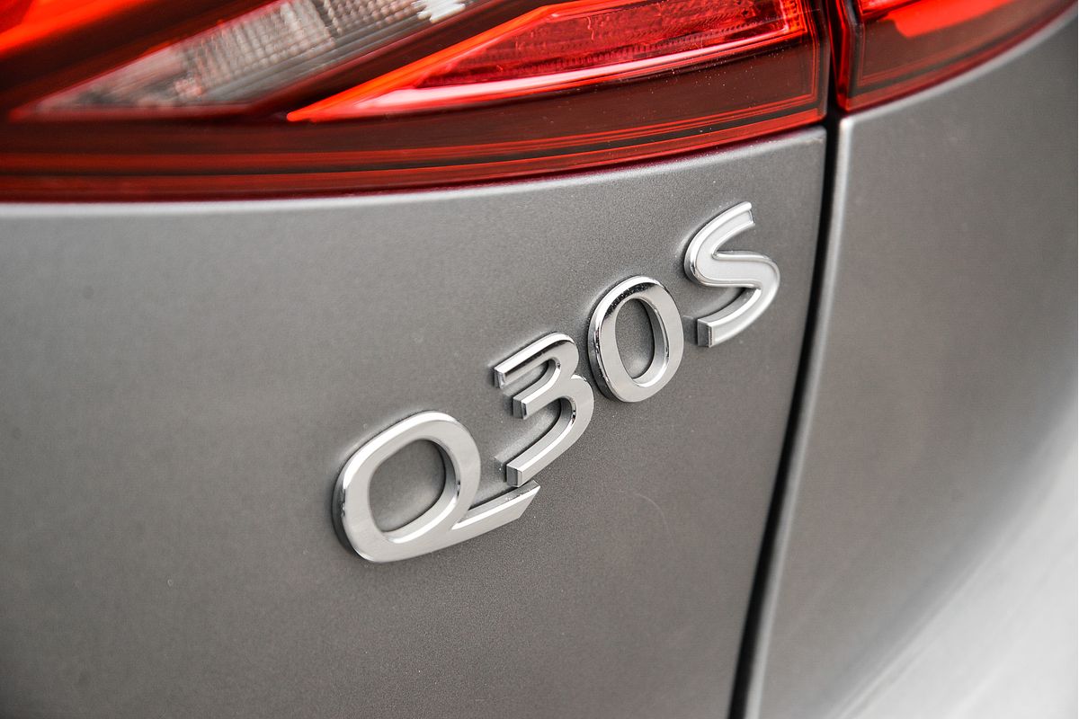 2018 INFINITI Q30 Sport H15