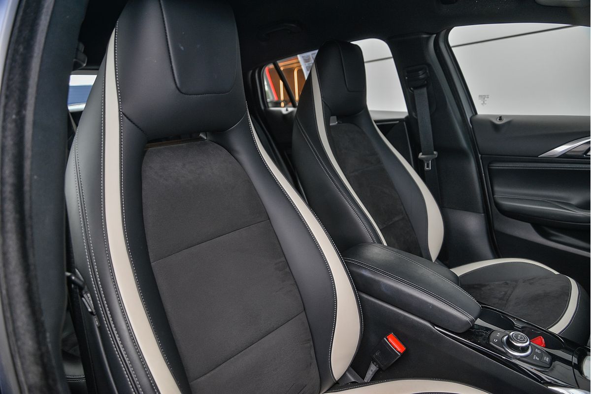 2018 INFINITI Q30 Sport H15