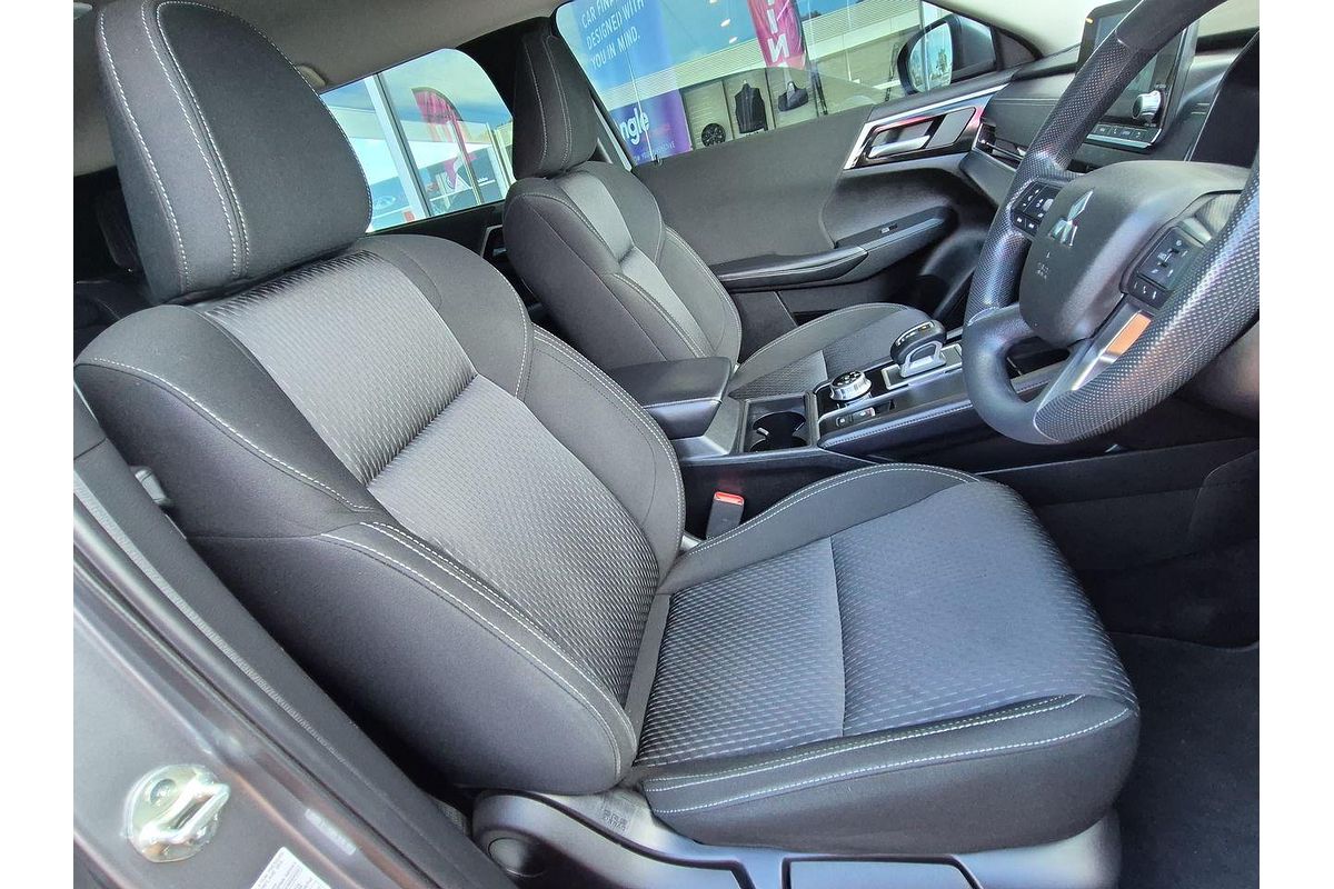 2023 Mitsubishi Outlander ES ZM