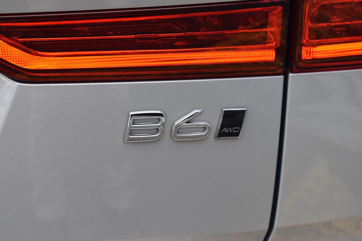 2022 Volvo XC60 Ultimate B6 Dark