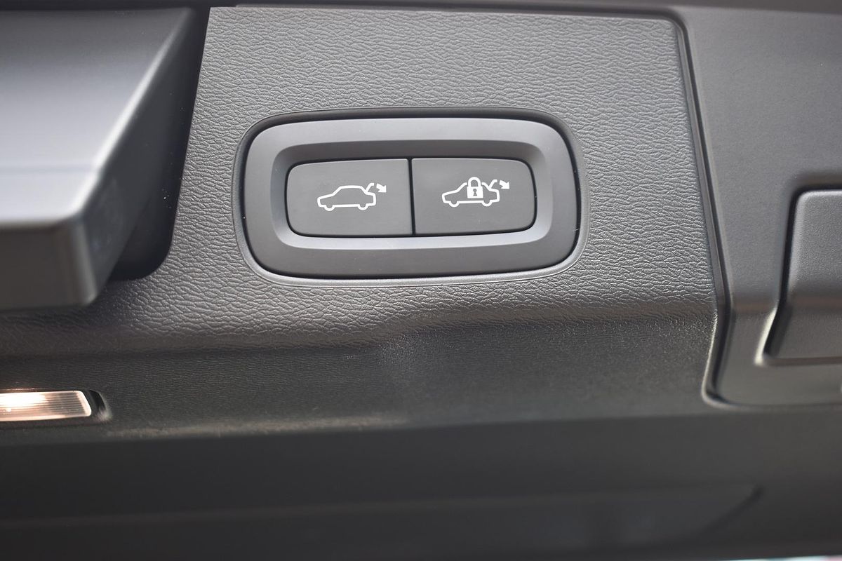 2022 Volvo XC60 Ultimate B6 Dark