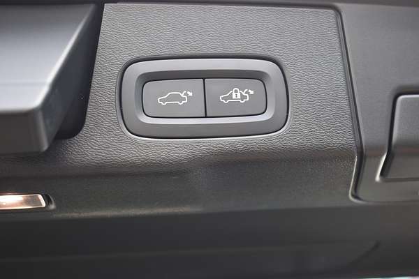 2022 Volvo XC60 Ultimate B6 Dark