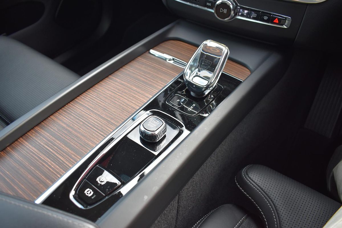 2022 Volvo XC60 Ultimate B6 Dark