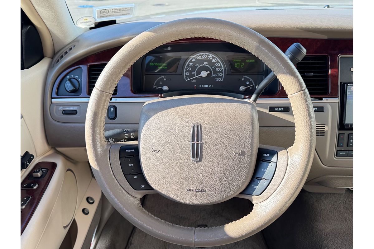 2004 Lincoln TOWNCAR SIGNATURE