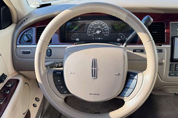2004 Lincoln TOWNCAR SIGNATURE