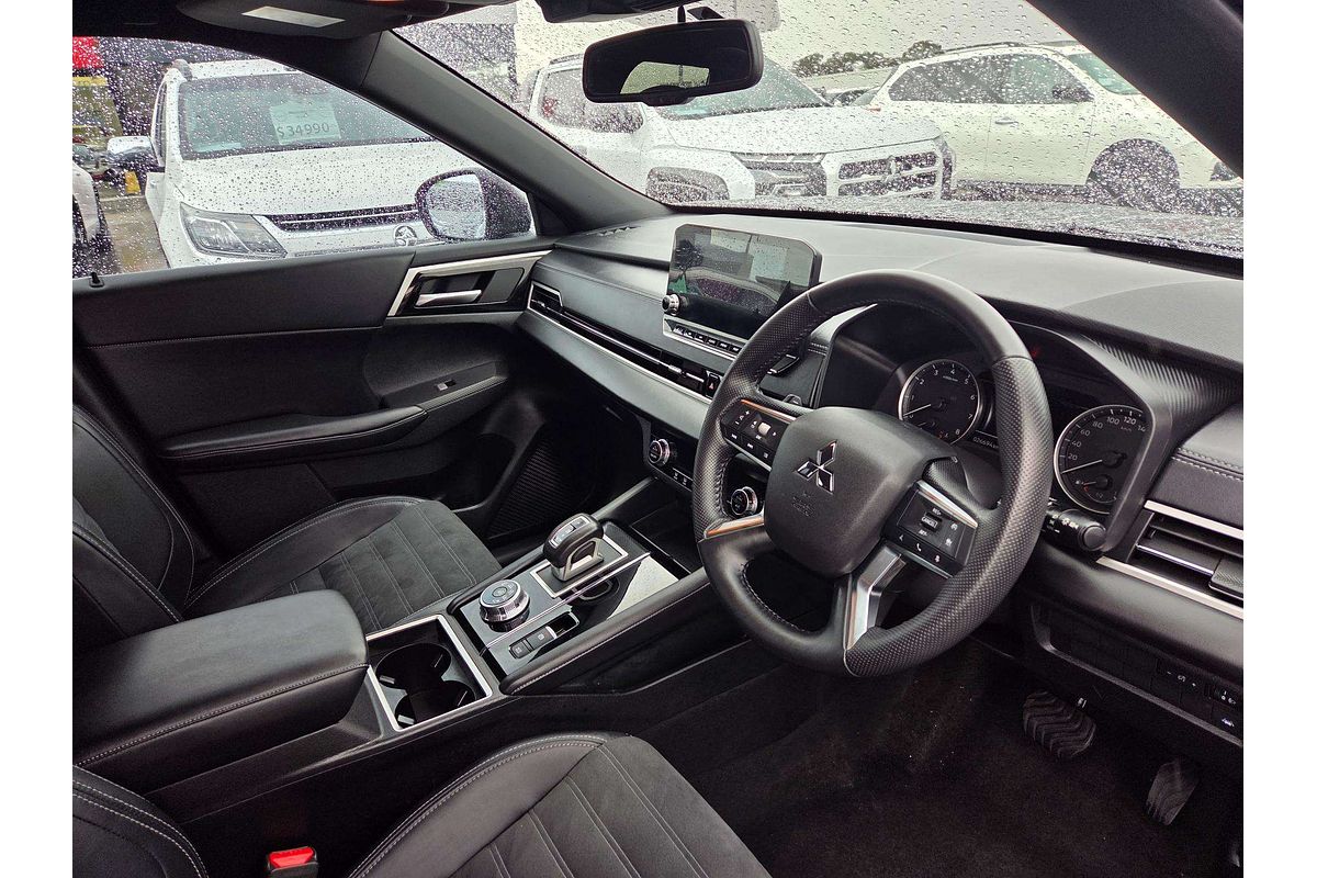 2024 Mitsubishi Outlander Black Edition ZM