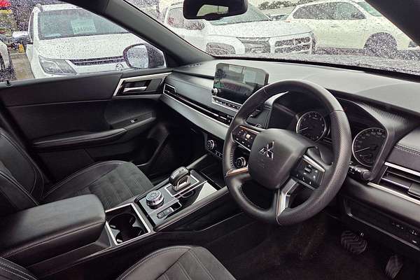 2024 Mitsubishi Outlander Black Edition ZM
