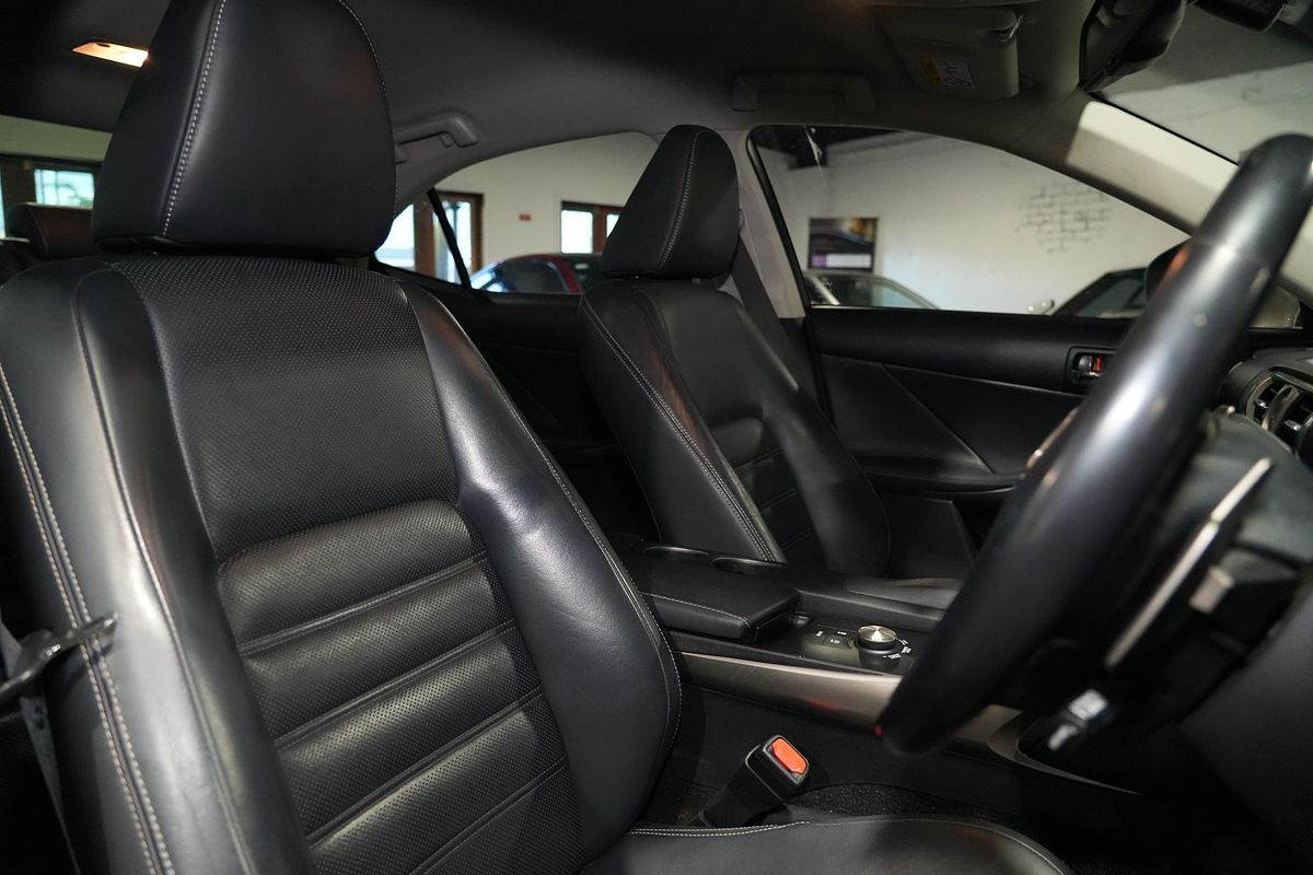2016 Lexus IS IS200t Luxury ASE30R
