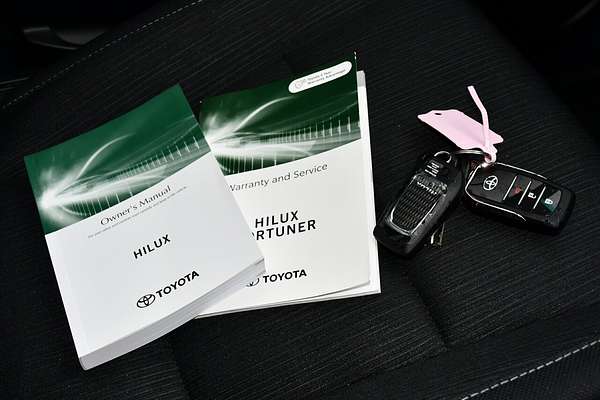 2025 Toyota Hilux SR5 48V GUN126R 4X4