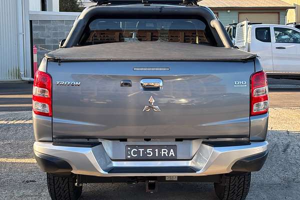 2017 Mitsubishi M Exceed MQ