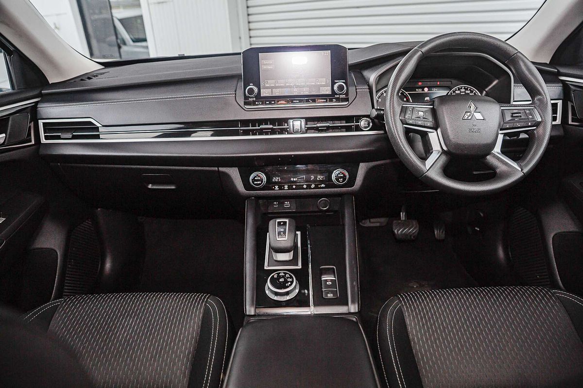 2024 Mitsubishi Outlander ES ZM