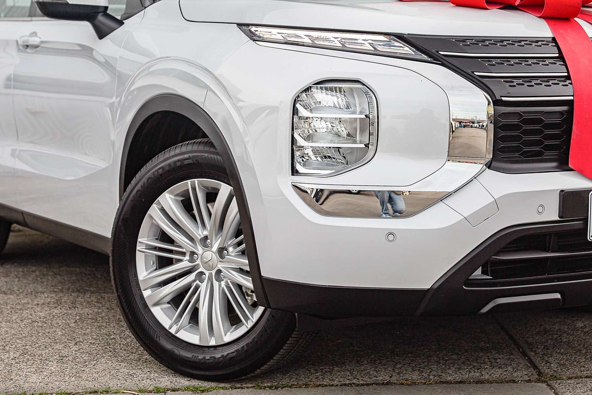 2024 Mitsubishi Outlander ES ZM
