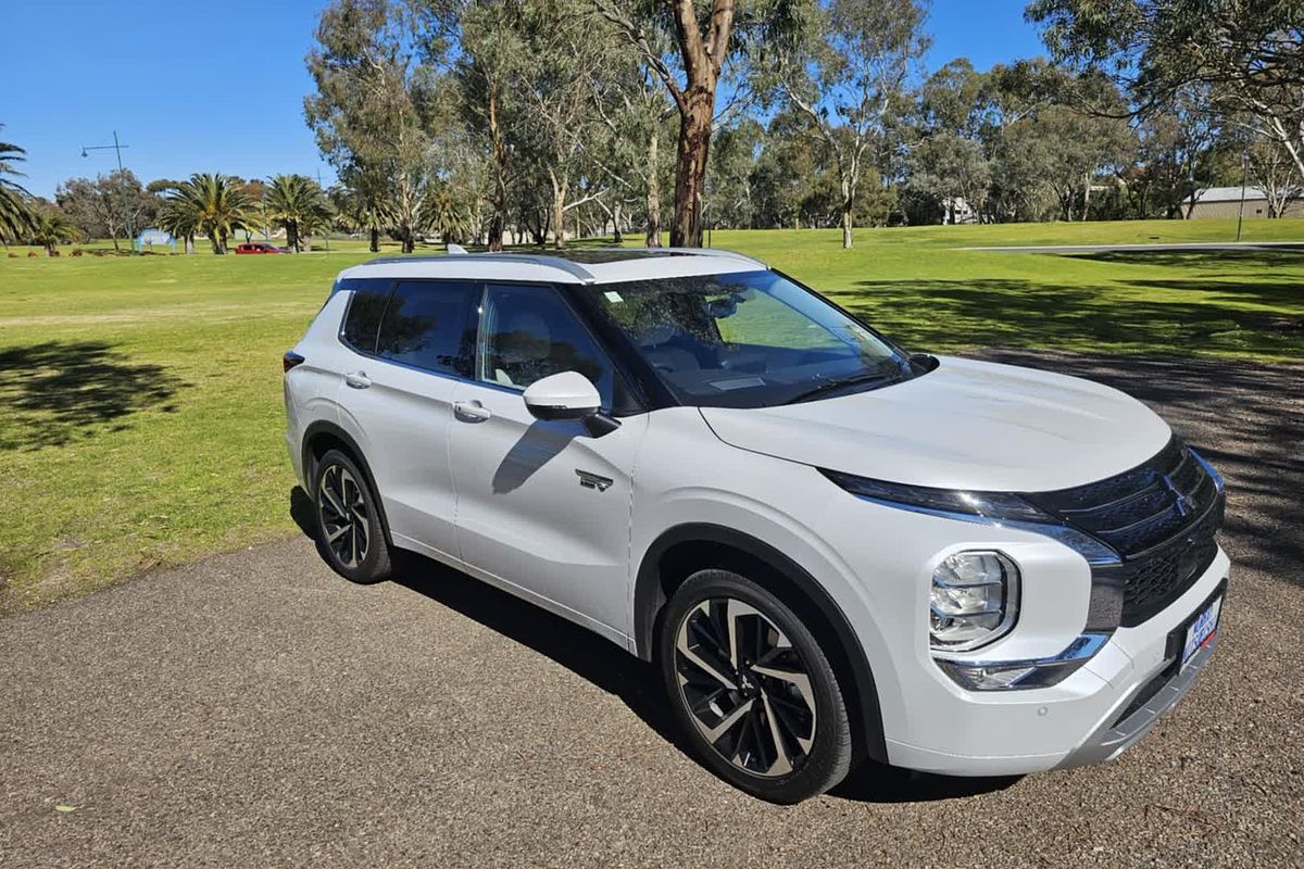 2024 Mitsubishi Outlander PHEV Exceed ZM
